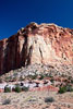 Een stuk van de rotswand welke Capitol Reef omringd