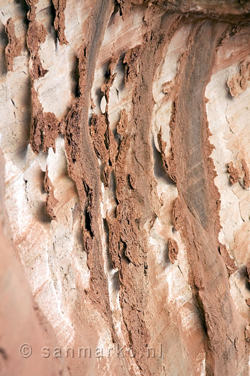 Opgedroogd zand achter gelaten door een Wash Out in Capitol Gorge