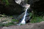 Vanaf onze picknick plek het uitzicht over de waterval in de Blue Grotto
