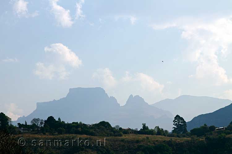 Vanaf het hotel een uitzicht over Cathkin Peak bij Monks Cowl