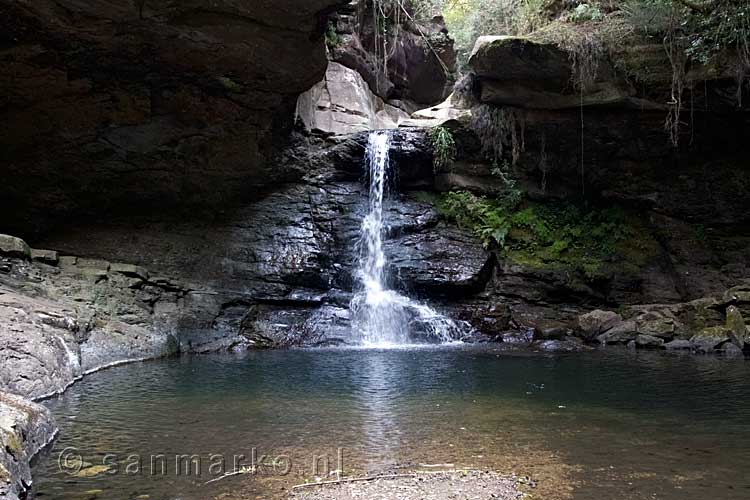 De waterval bij Blue Grotto in de Noordelijke Drakensbergen in Zuid-Afrika