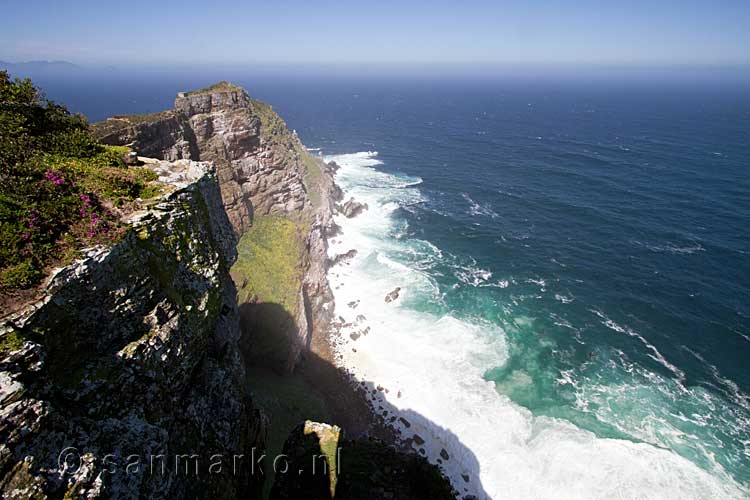 De steile kust bij Cape Point bij Kaapstad in Zuid-Afrika