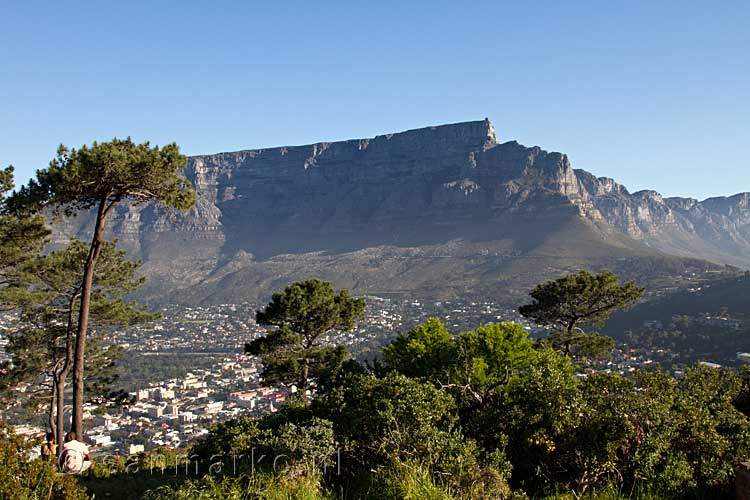 Vanaf Signal Hill een mooi uitzicht over te Tafelberg en het liftstation