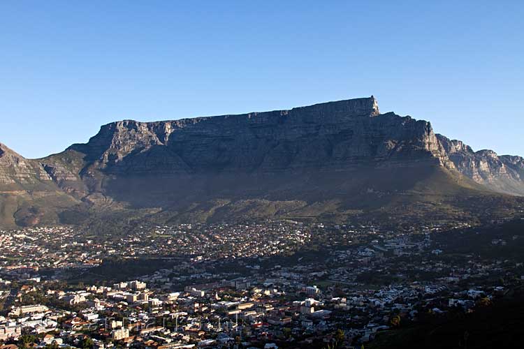 De Tafelberg en Kaapstad in het avondlicht in Zuid-Afrika