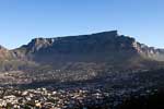 De Tafelberg en Kaapstad in het avondlicht in Zuid-Afrika