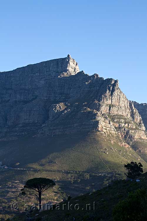 De laatste zonnestralen op de Tafelberg in Kaapstad in Zuid-Afrika
