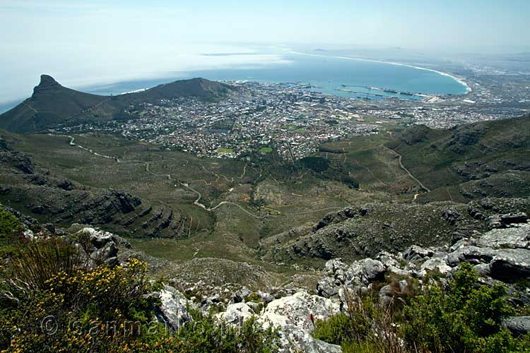 Het uitzicht vanaf de Tafelberg over Kaapstad, Signall Hill en Lions Head