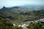 Het uitzicht vanaf de Tafelberg over Kaapstad, Signall Hill en Lions Head