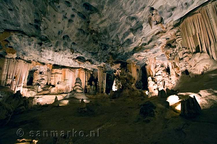 De bijzondere stallactieten en stalagmieten in een van de kamers van de Cango Grot