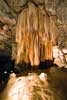 Een complete kolom waar stallactieten en stalagmieten elkaar tegenkomen