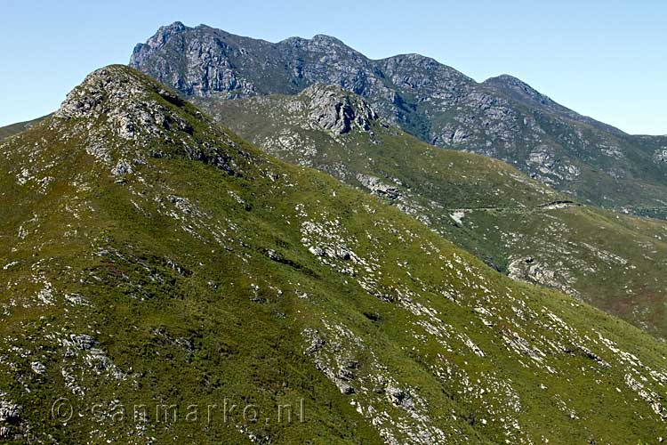 Vanaf een uitizichtpunt een blik op de bergen in de Outeniqua pass bij Oudtshoorn