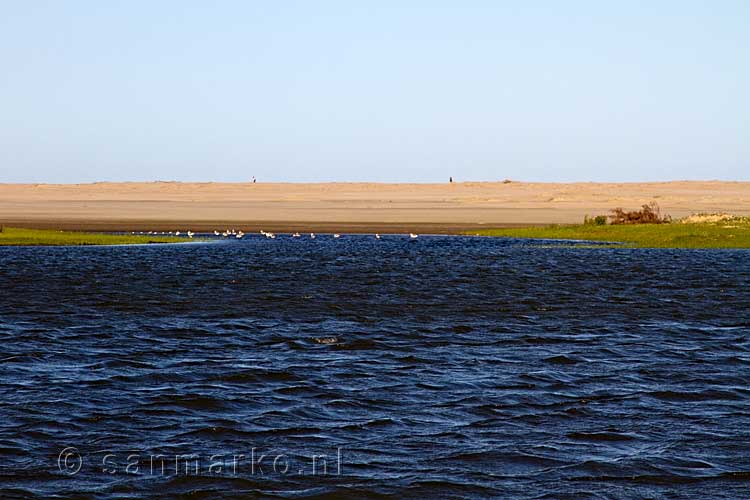 De duin die zorgt dat Lake Saint Lucia afgesloten is van de zee