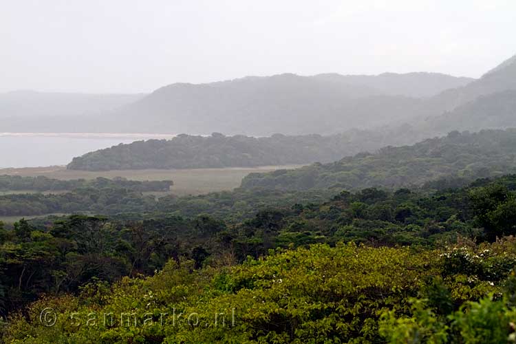 Het uitzicht bij een van de uitzichtpunten over iSimangaliso Wetland Park bij Saint Lucia