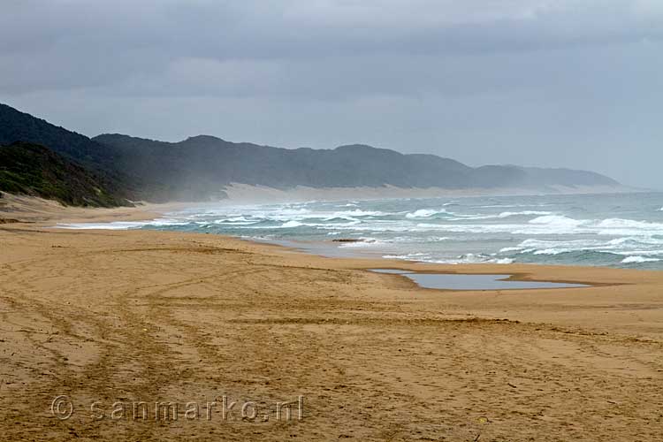 De kustlijn bij Cape Vidal in het iSimangaliso Wetland Park bij Saint Lucia