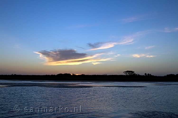 Zonsondergang in Saint Lucia vlakbij het iSimangaliso Wetland Park in Zuid-Afrika