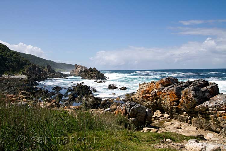 De grillige kustlijn langs het Otter Trail in Tsitsikamma National Park in Zuid-Afrika