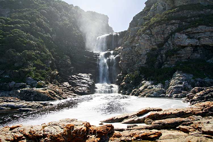 De mooie waterval langs het Otter trail in Tsitsikamma National Park in Zuid-Afrika