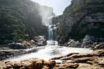 De mooie waterval langs het Otter trail in Tsitsikamma National Park in Zuid-Afrika