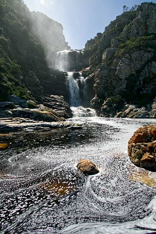 De waterval en zijn meertje vlak aan de kust bij Tsitsikamma National Park