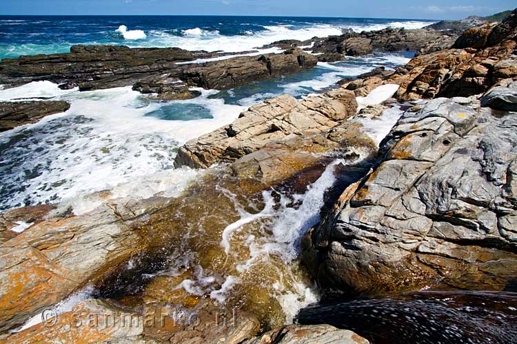 Het water van de waterval stroomt zo de zee in bij Tsitsikamma National Park