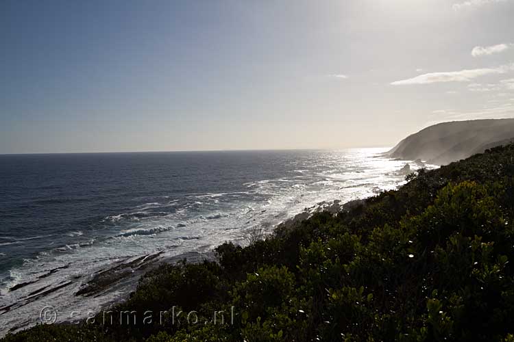 Vanaf het uitzichtpunt op het Loerie Trail een mooi uitzicht over de kust