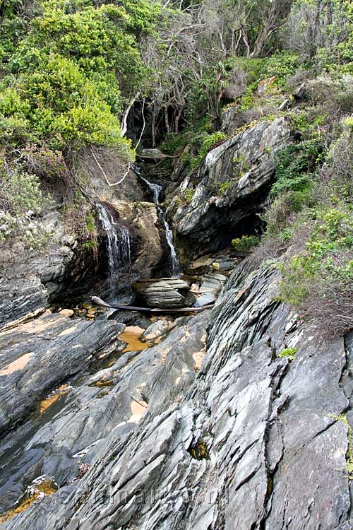 Vlakbij de zee komen we nog een waterval tegen bij Storms River Mouth Rest Camp in Zuid-Afrika