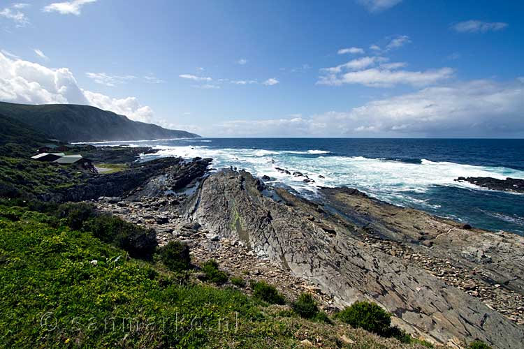 De grillige kustlijn van Tsitsikamma National Park in Zuid-Afrika