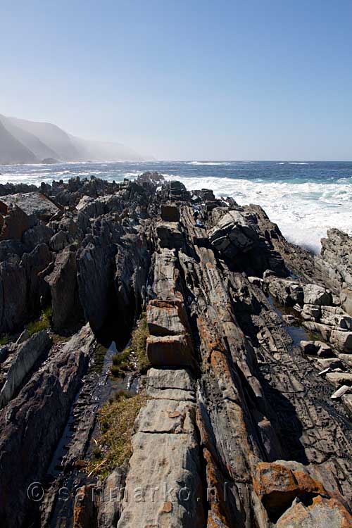 De mooie rotsen aan de kust van Tsitsikamma National Park in Zuid-Afrika