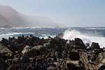 Golven beuken tegen de kust van Tsitsikamma National Park in Zuid-Afrika