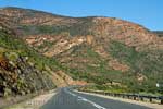 De weg door Kleine Karoo over de Tuinroute naar Kaapstad