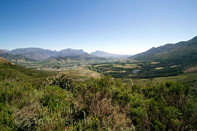Een uitzicht over Franschhoek na de Franschhoekpass in Zuid-Afrika