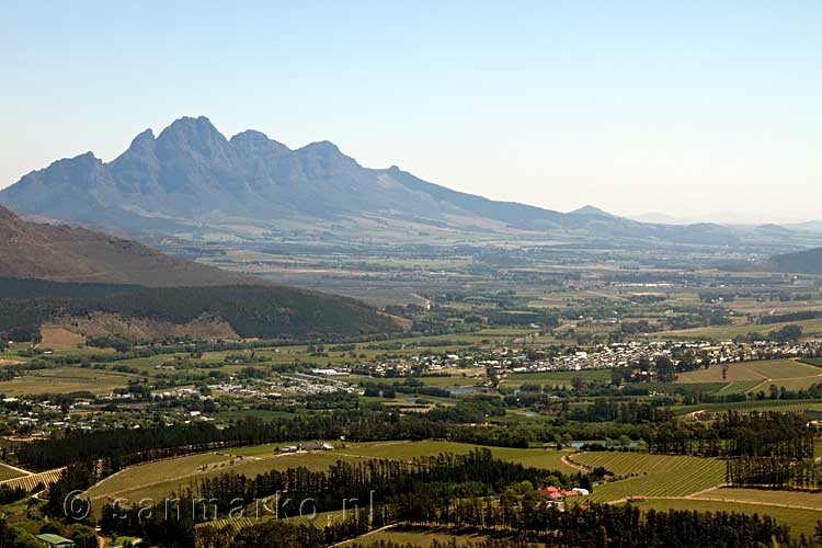 Vanaf een van de uitzichtpunten op de Franschhoek een uitzicht over Franschhoek