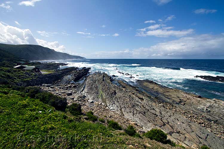 De kustlijn van Tsitsikamma National Park in Zuid-Afrika