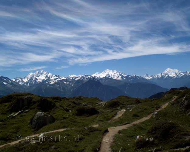 Een blik op de Walliser Alpen in Zwitserland