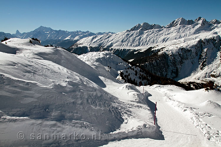 De winterwandelweg met uitzicht over het Rhônedal in Wallis