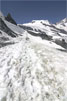 Wandelen door de sneeuw bij Saas Fee in Wallis