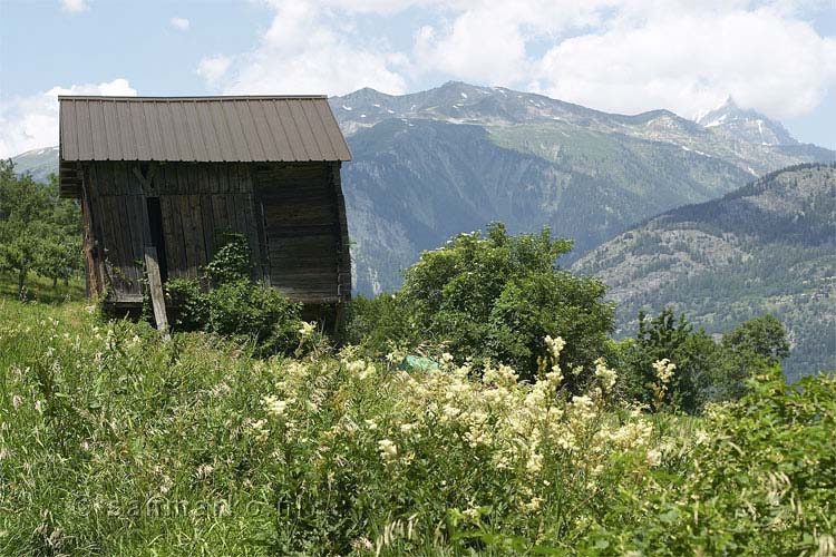 Een oud schuurtje bij Eischoll in Wallis