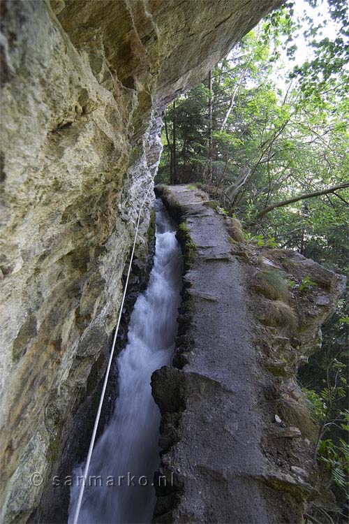 Een stijl stukje in de suone wandeling in Zwitserland