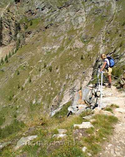 Steile afgronden tijdens de wandeling over de Europaweg in Wallis