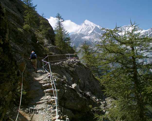 Touwen langs het wandelpad in Zwitserland