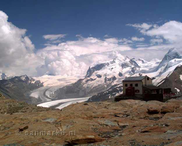 De Gandegghütte met in de achtergrond het Monte Rosa massief bij Zermatt