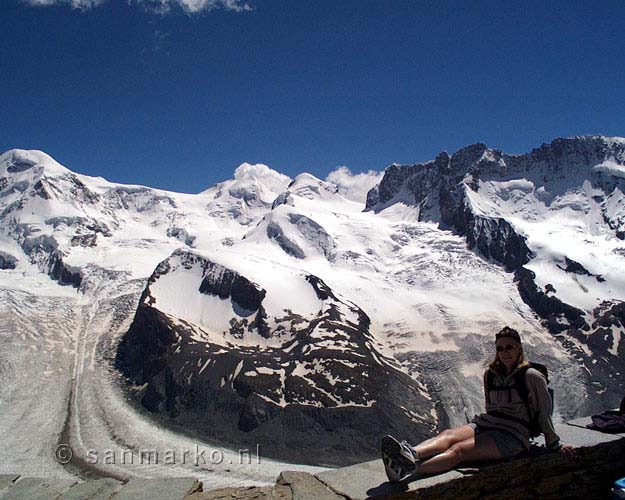 Sandra op 't randje bij de Gornergrat bij Zermatt