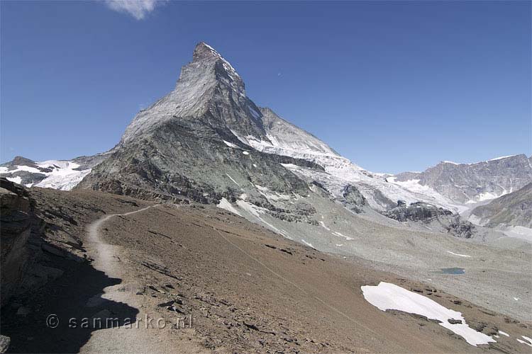 Het 'vlakke deel' van de wandeling naar de Hörnlihütte in Wallis