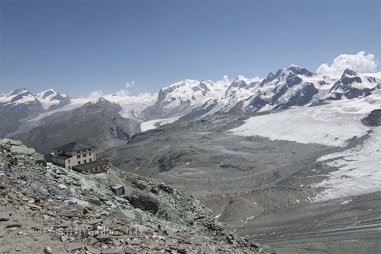 De Hörnlihütte en uitzicht richting o.a. de Monte Rosa in Zwitserland