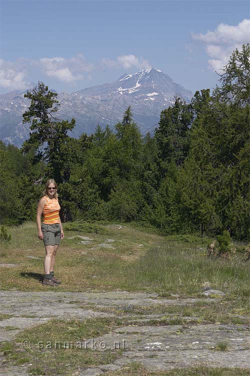 Sandra met op de achtergrond de Balmhorn in Wallis