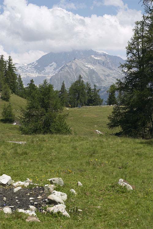 De Bietschhorn in Wallis zoals gebruikelijk in de wolken