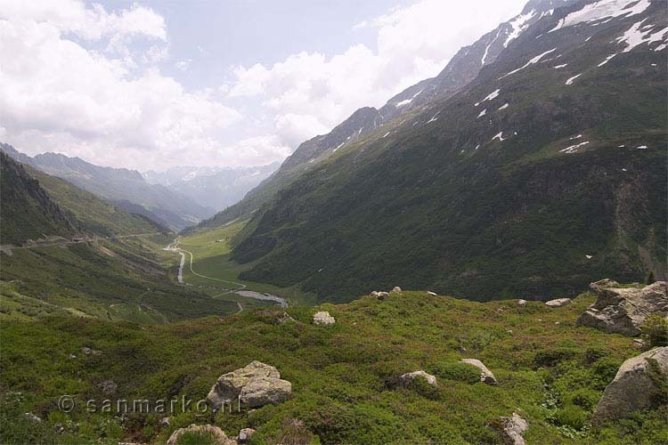 De Sustenstrasse in Zwitserland slingert door het dal