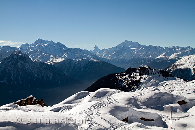 Het uitzicht over het Rhônedal en de Matterhorn vanaf de graad bij Riederalp