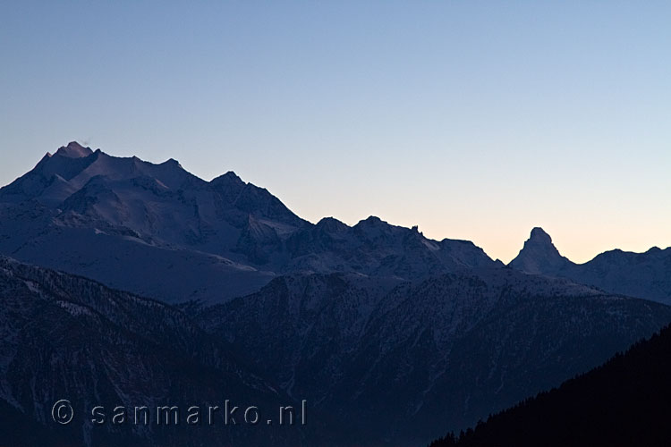 Een geweldige zonsondergang in het Rhônedal vanaf het Aletsch gebied