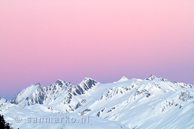 Zonsondergang vanuit ons appartement in Riederalp tijdens onze skivakantie